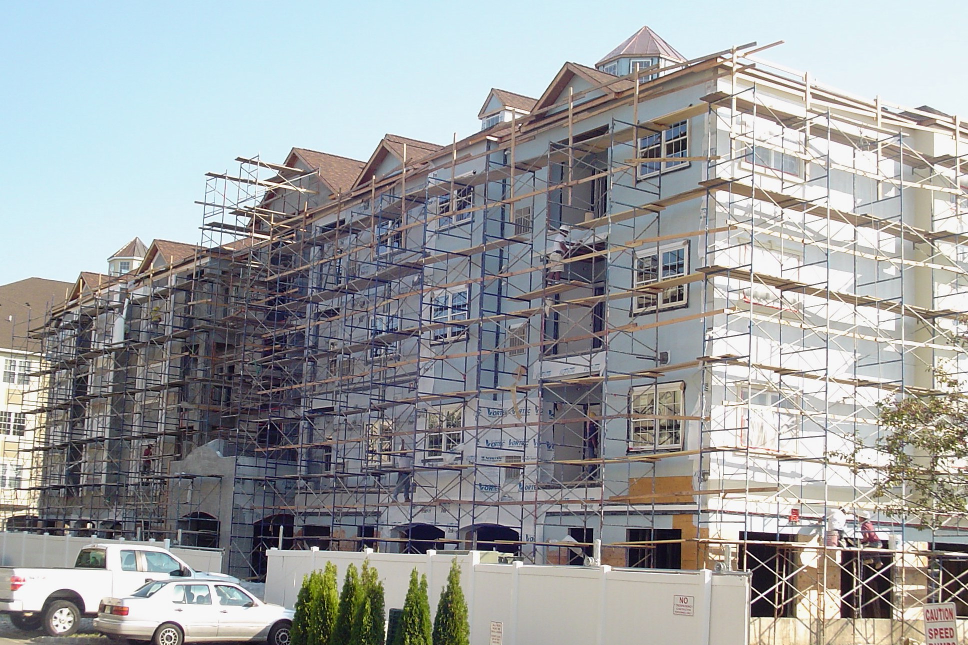 Apt building in Passaic County, OSHA compliant scaffolding